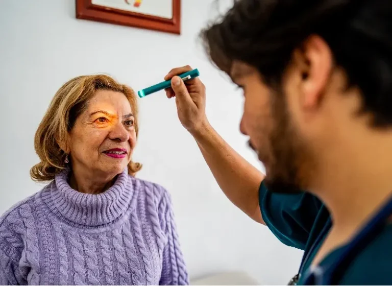 Rejuvenece tu rostro desde la mirada gracias a la cirugía ocular