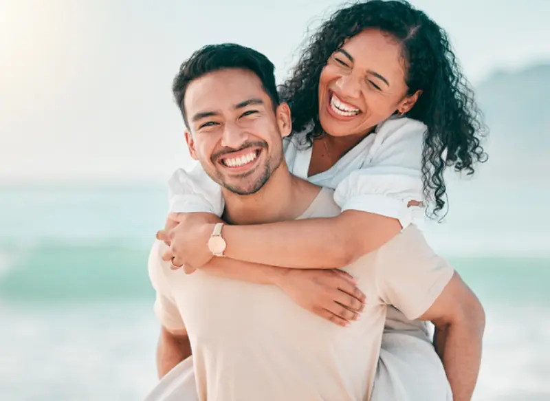 Pareja feliz sin gafas