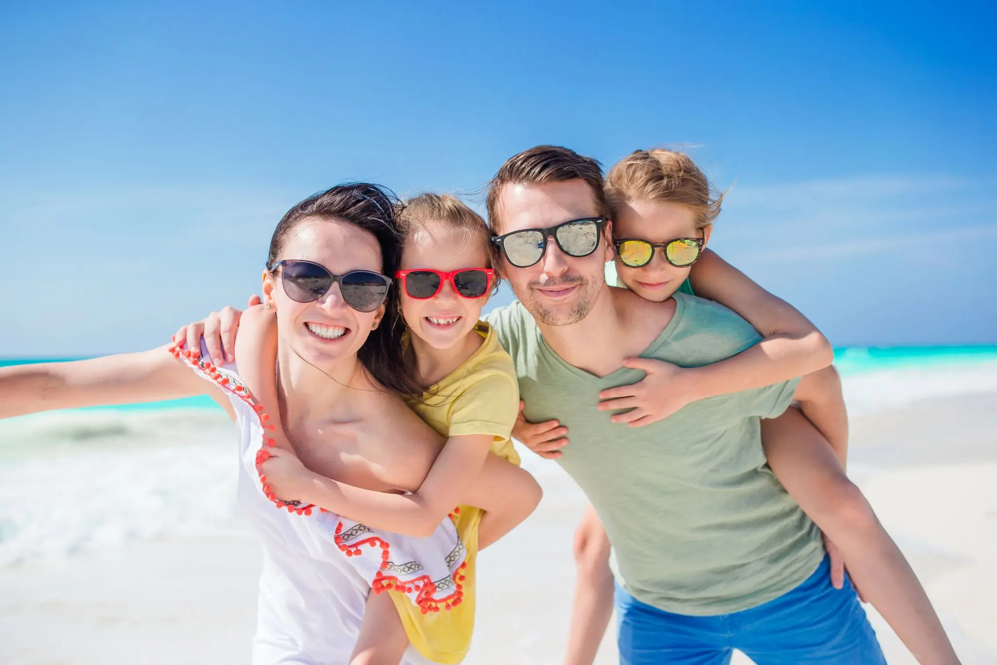 Recomendaciones para cuidar tus ojos del sol durante las vacaciones
