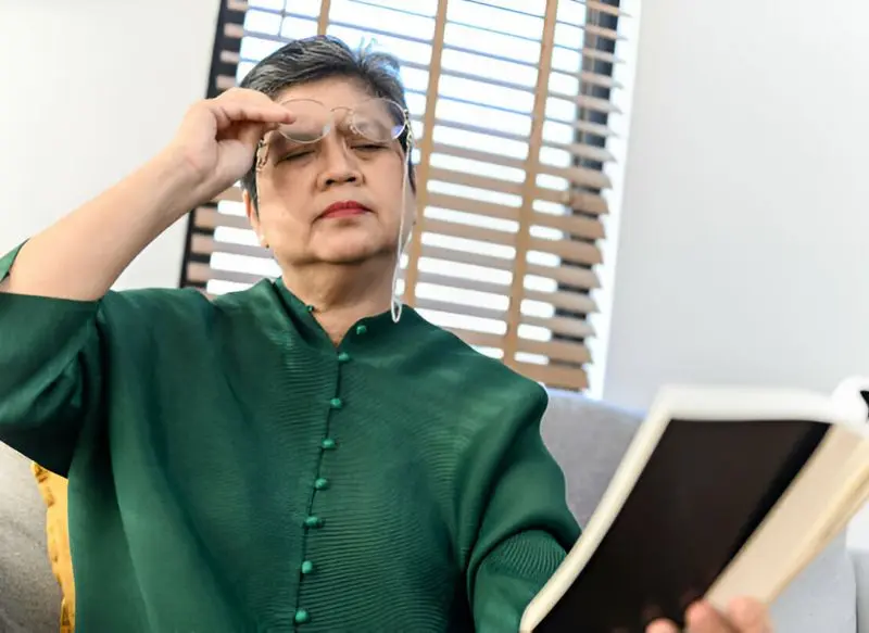 Mujer leyendo sin gafas