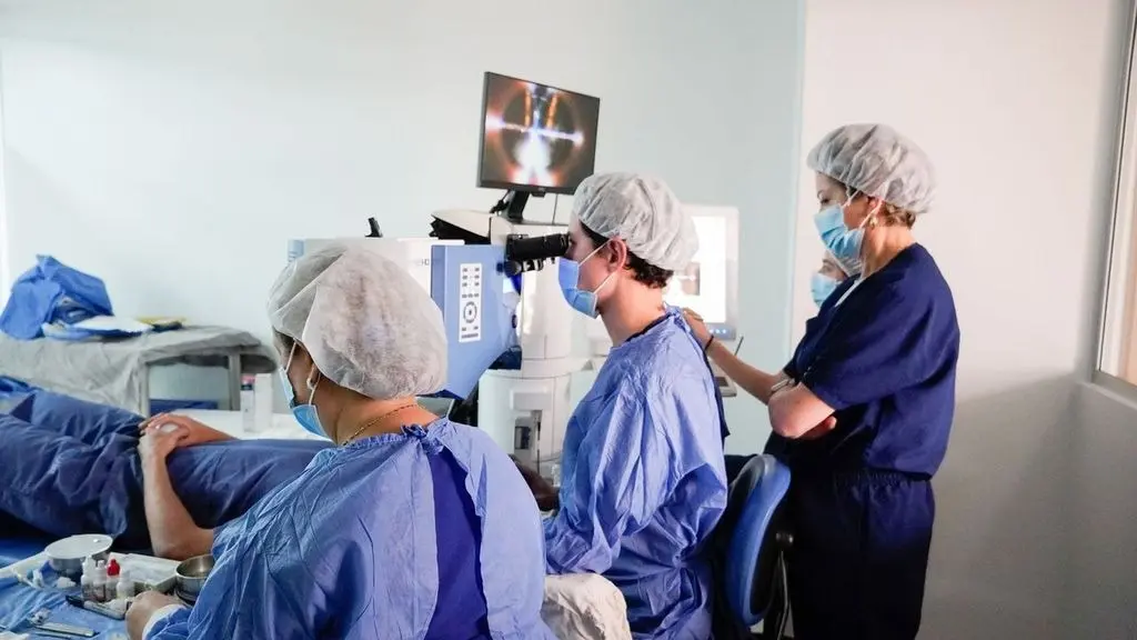 Equipo médico experto en el cuidado de tu visión