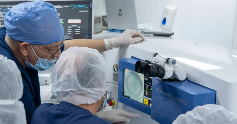 doctores revisando una pantalla