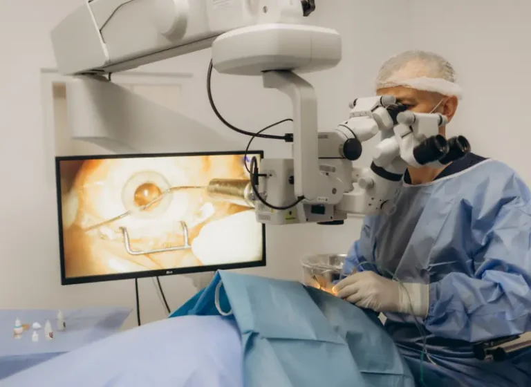 ¿Por qué algunas personas necesitan cirugía ocular y otras no?